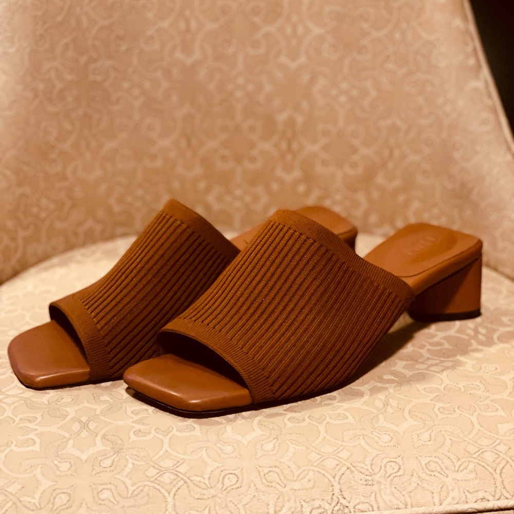 Tijn open toe block heeled mules in caramel